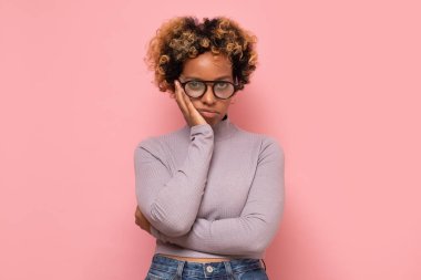 Genç Afrikalı Amerikalı kadın depresyon sorunlarından sıkılmış ve yorgun göründüğünü düşünüyor.