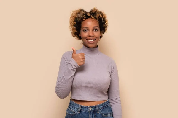 若いですアフリカ系アメリカ人女性ともに幸せな親指アップジェスチャー — ストック写真