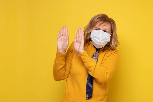 保護マスクの熟女は、病気コロナウイルスの感染を停止するcovid-19 — ストック写真