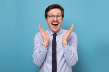 Yakışıklı orta yaşlı adam kollarını kaldırıp heyecanla haykırarak başarıya koşuyor..