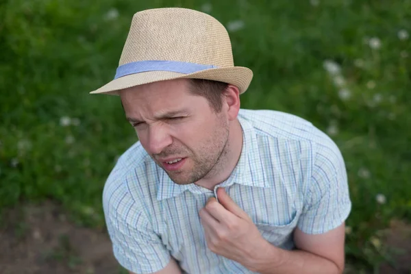 Homme stressé transpiration souffrance coup de chaleur une journée chaude en été — Photo