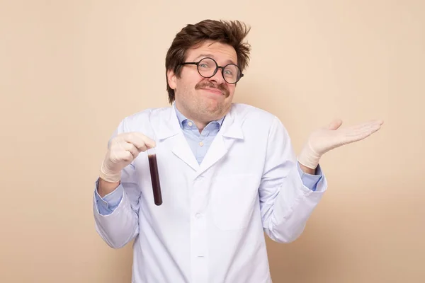 Doctor scientific research assistant in a medical coat holding tube with liquid. — Stock Photo, Image