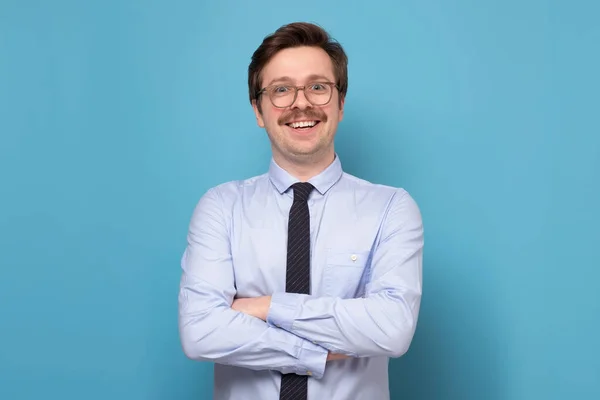 Young caucasian business man smiling looking at camera confident. — Stock Photo, Image