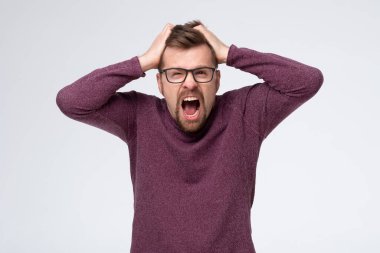 Kafkasyalı, gözlüklü, acı çeken ve umutsuzluğa kapılmış elele tutuşan olgun bir adam..