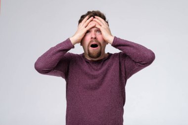 İnanılmaz kötü haber konsepti. Depresyondaki mutsuz ve şok olmuş adam..