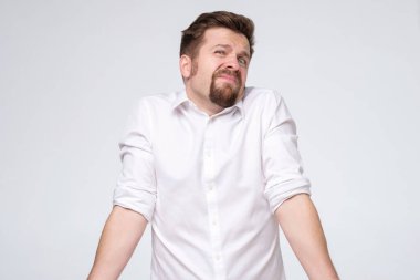 Kızgın mutsuz adam, bilmiyorum diyor..