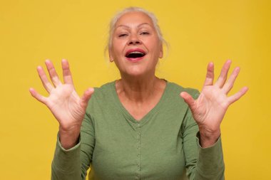 Beyaz kadın mutlu ve 10 parmağını gösteriyor..