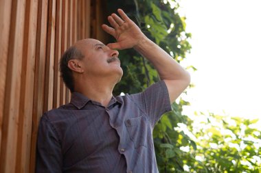 Bıyıklı, düşünceli, son sınıf İspanyol bir adam.