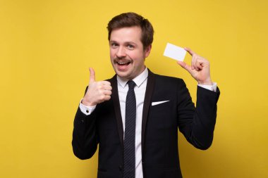 İş adamı elinde tuttuğu kartı onaylıyor.