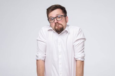 Hiçbir şeyden haberi olmayan genç bir adam kimin umurunda diye soruyor..