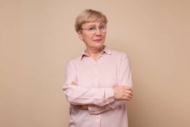 Orta yaşlı kadın depresyondan yorgun ve sıkılmış göründüğünü düşünüyor..