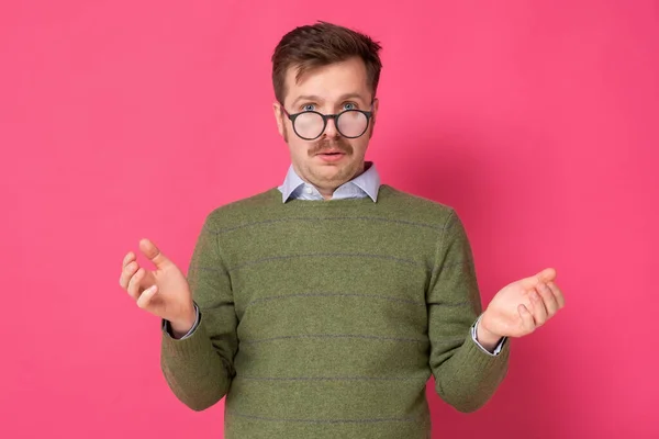 Clueless man with glasses having confused puzzled look, shrugging shoulders as he does not know — Stock Photo, Image
