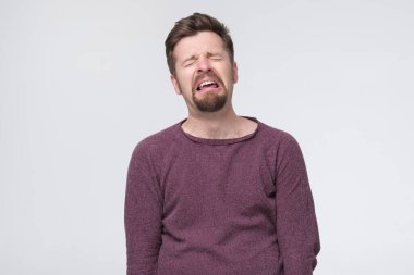 Kafkasyalı genç adam üzgün olduğu için ağlıyor, işini ya da kız arkadaşını kaybetmiş..