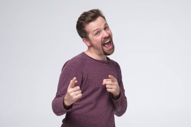 Genç beyaz adam işaret parmağıyla kamerayı işaret ediyor. Seni seçiyorum.