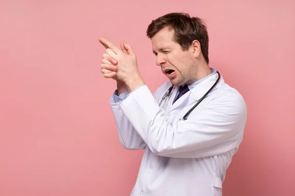 Manlig läkare gör en pekfinger gest, — Stockfoto