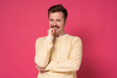 Genç mutlu genç adam şakana gülüyor.