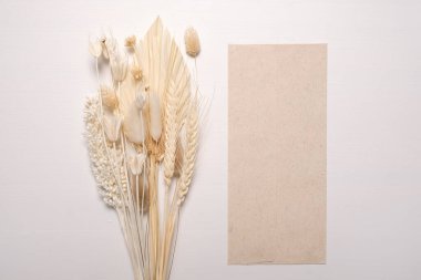 Zarfla birlikte kurumuş kır çiçekleri. Tasarımda yankı biçimi.