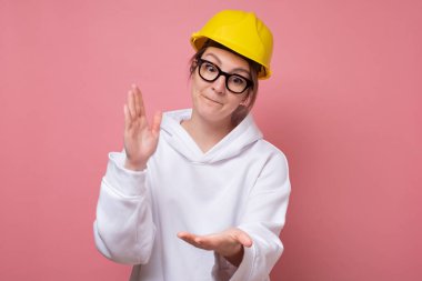 İnşaatçılar ve mühendis tartışıyor, yanlış anlaşılıyor. Çalışma anlaşmazlığı kavramı.