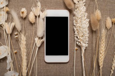 Kurumuş çiçekli siyah ekranlı telefon