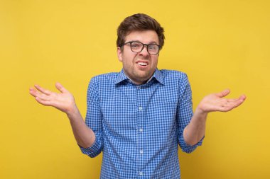 Kafası karışmış budala bir adam omuz silkiyor, hiçbir fikri olmayan bir jest yapıyor..