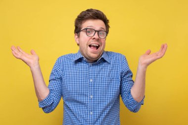 Kafası karışmış budala bir adam omuz silkiyor, hiçbir fikri olmayan bir jest yapıyor..