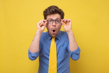 Gözlüklü genç adam şaşırdı, şaşırdı ve şaşırdı..