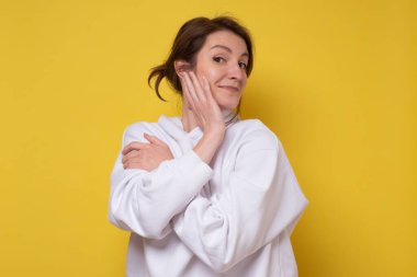 Mutlu beyaz kadın gülümsüyor, arkadaşlarından iltifat aldığına seviniyor.