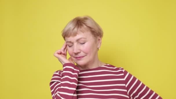 Больная взрослая белая женщина страдает от головной боли или мигрени. — стоковое видео