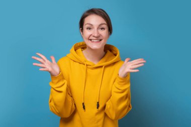 Şaşırmış genç beyaz kadın haberlerle heyecanlanıyor.