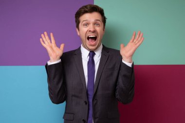 Neşeli, heyecanlı, yakışıklı, olgun iş adamı haberlerle heyecanlanıyor..