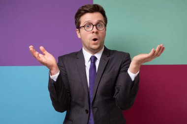 Takım elbiseli genç beyaz adamın kafası karışmış. Soruya cevap vermedi..