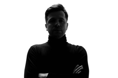 Beyaz tenli, siyah Polonyalı, olgun, ciddi bir adamın silueti. Stüdyo çekimi