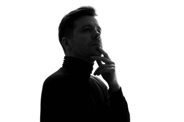 İş adamının silueti önemli projeleri düşünerek seçeneklerini değerlendiriyor. Stüdyo çekimi