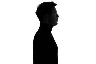 Beyaz tenli, siyah Polonyalı, olgun, ciddi bir adamın silueti. Stüdyo çekimi