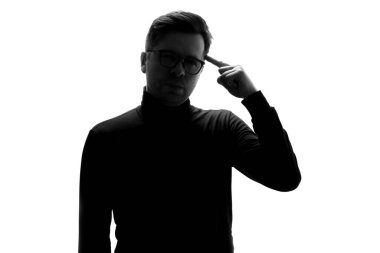 İş adamının silueti önemli projeleri düşünerek seçeneklerini değerlendiriyor. Stüdyo çekimi