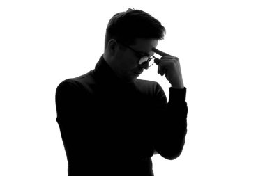 İş adamının silueti önemli projeleri düşünerek seçeneklerini değerlendiriyor. Stüdyo çekimi