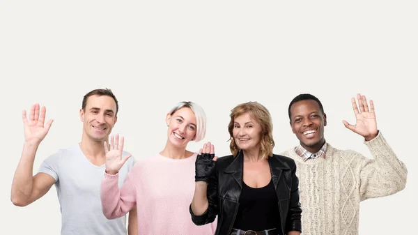 La gente dice ciao, sorridendo gioiosamente e amichevole, agitando la mano — Foto Stock