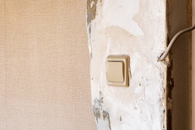 Eski beton duvarda eski elektrikli anahtar paneli.