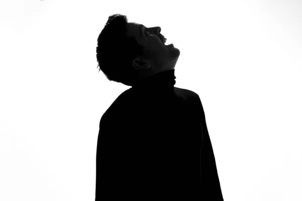 Silhouette eines jungen Mannes, der aufgeregt nach oben blickt. — Stockfoto