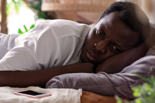 Africano cansado homem não pode dormir de insônia — Fotografia de Stock