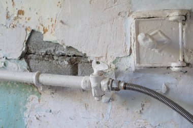 Od gas valve on the pipe in the kitchen.