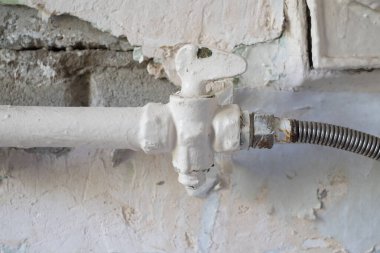 Od gas valve on the pipe in the kitchen.