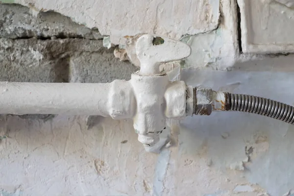 Od gas valve on the pipe in the kitchen. — Zdjęcie stockowe