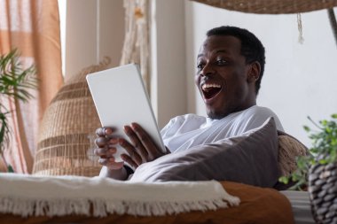 Gülümseyen adam web sörfü bilgisi evde.