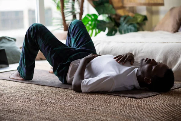 African adult man relax after working out breathing. — Fotografia de Stock