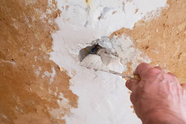 Reparação da parede - Homem colocando spackle em um buraco na parede — Fotografia de Stock