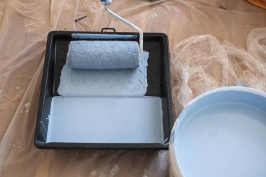 Boya silindiri ve yerde boya tablası