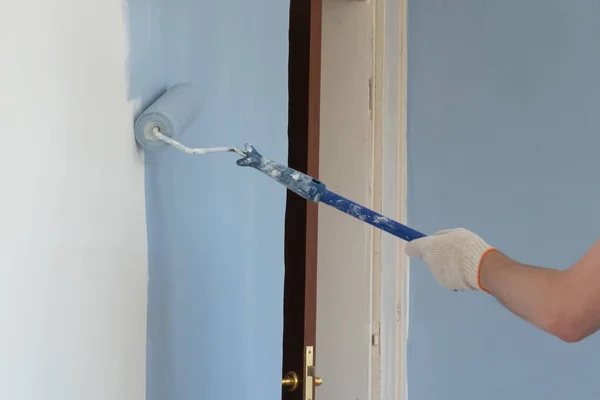 Pintura rolo por parede durante a renovação da casa. — Fotografia de Stock
