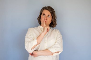 Meraklı genç beyaz kadın plan yapıyor..