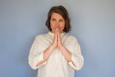 Meraklı genç beyaz kadın plan yapıyor..